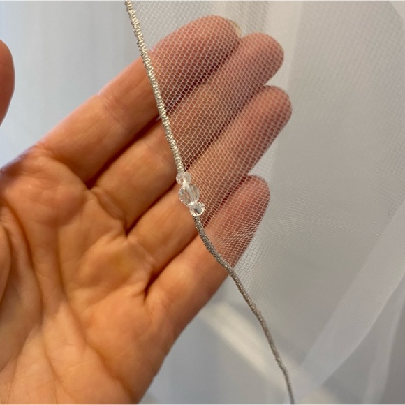 Fingertip-length Bridal veil with metal comb attachment - Picture 5 of 8